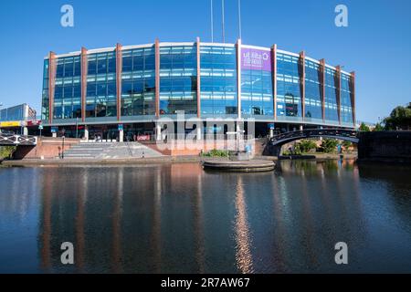 Arena di Birmingham si riflette nel canal, Birmingham City West Midlands England Regno Unito Foto Stock