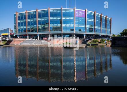 Arena di Birmingham si riflette nel canal, Birmingham City West Midlands England Regno Unito Foto Stock