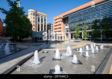 Estiva soleggiata giornata al posto Danielle in Birmingham West Midlands England Regno Unito Foto Stock