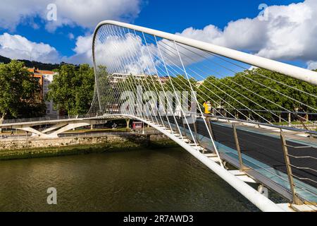 Vista di Zubizuri (basco per 'ponte bianco'), chiamato anche il campo Volantin Bridge, ponte ad arco legato attraverso il fiume Nervion. Bilbao, Cou basco Foto Stock