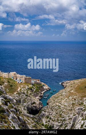 Uno scatto verticale del mare circondato da Wied iz-Zurrieq a Malta Foto Stock