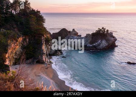 Vista delle cascate McWay sulla costa della California al tramonto in autunno Foto Stock