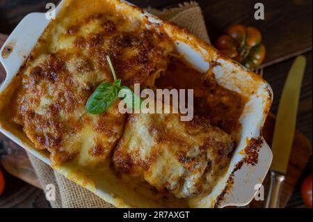Casseruola di spaghetti con salsa di carne e condimento al formaggio Foto Stock