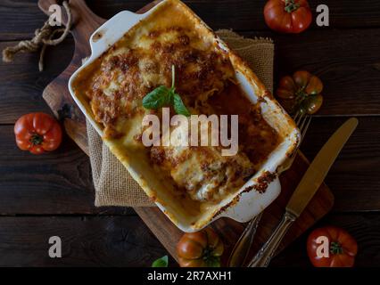 Casseruola di spaghetti con salsa di carne e condimento al formaggio Foto Stock
