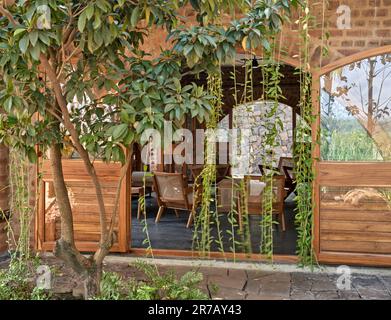 Vista sul salotto comune. Rovine subteraniche, Kaggalipura, Bangalore, India. Architetto: A Threshold Architects, 2023. Foto Stock