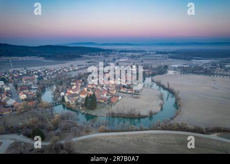 Veduta aerea della bellissima Kostanjevica na Krki, Dolenjska, Slovenia. Foto Stock