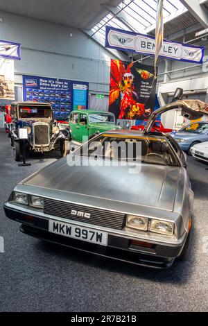 DMC DeLorean Among Cars in mostra al Great British Car Journey, un museo e attrazione turistica ad Ambergate Derbyshire Inghilterra Regno Unito. Foto Stock