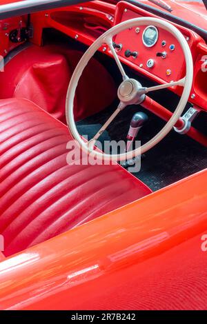 Volante e interno di una microcar Meadows Frisky Family 3 costruita a Wolverhampton tra il 1958 e il 1961. Foto Stock