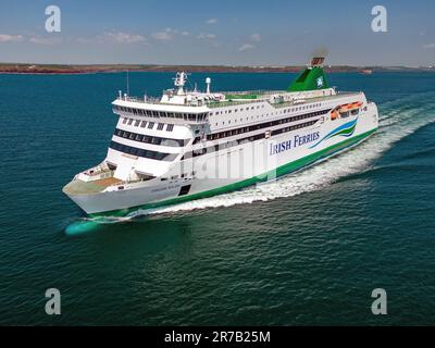 Oscar Wilde è un traghetto da crociera Tallink a noleggio per Irish Ferries. Attualmente serve la rotta del Mare d'Irlanda tra Pembroke Dock e Rosslare. Foto Stock