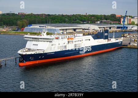 Il traghetto DFDS Athena Seaways, con bandiera lituana, attraccava al porto di Kiel. Foto Stock