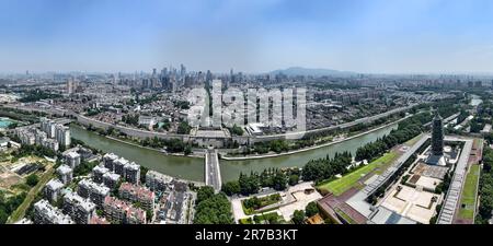 Nanjing. 9th giugno, 2023. Questa foto aerea scattata il 9 giugno 2023 mostra una vista della porta Zhonghua a Nanjing, nella provincia di Jiangsu della Cina orientale. Nanjing, la capitale di sei dinastie nell'antica Cina, ha un ricco accumulo culturale e paesaggi culturali unici. Credit: Yang Lei/Xinhua/Alamy Live News Foto Stock