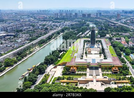 Nanjing. 9th giugno, 2023. Questa foto aerea scattata il 9 giugno 2023 mostra una vista del patrimonio del Grande Tempio Baoen e dell'area panoramica e del fiume Qinhuai a Nanjing, nella provincia di Jiangsu della Cina orientale. Nanjing, la capitale di sei dinastie nell'antica Cina, ha un ricco accumulo culturale e paesaggi culturali unici. Credit: Yang Lei/Xinhua/Alamy Live News Foto Stock