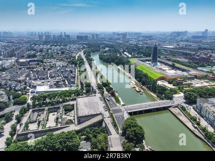 Nanjing. 9th giugno, 2023. Questa foto aerea scattata il 9 giugno 2023 mostra una vista della porta di Zhonghua, del patrimonio culturale del Grande Tempio di Baoen e dell'area panoramica e del fiume Qinhuai a Nanjing, nella provincia di Jiangsu della Cina orientale. Nanjing, la capitale di sei dinastie nell'antica Cina, ha un ricco accumulo culturale e paesaggi culturali unici. Credit: Yang Lei/Xinhua/Alamy Live News Foto Stock