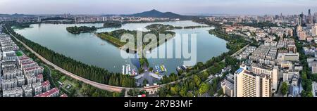 Nanjing. 9th giugno, 2023. Questa foto aerea scattata il 9 giugno 2023 mostra una vista del Lago Xuanwu e del Monte Zijin a Nanjing, nella provincia di Jiangsu della Cina orientale. Nanjing, la capitale di sei dinastie nell'antica Cina, ha un ricco accumulo culturale e paesaggi culturali unici. Credit: Yang Lei/Xinhua/Alamy Live News Foto Stock