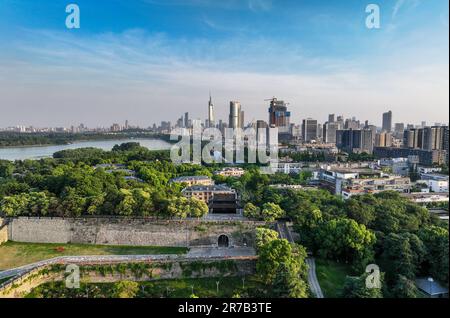Nanjing. 9th giugno, 2023. Questa foto aerea scattata il 9 giugno 2023 mostra una vista della porta di Shence sulle mura cittadine della Dinastia Ming (1368-1644) e del Lago Xuanwu a Nanjing, nella provincia di Jiangsu della Cina orientale. Nanjing, la capitale di sei dinastie nell'antica Cina, ha un ricco accumulo culturale e paesaggi culturali unici. Credit: Yang Lei/Xinhua/Alamy Live News Foto Stock
