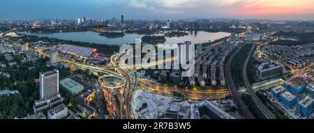 Nanjing. 9th giugno, 2023. Questa foto aerea scattata il 9 giugno 2023 mostra una vista dello svincolo di Xinzhuang Interchange e del Lago Xuanwu a Nanjing, nella provincia di Jiangsu della Cina orientale. Nanjing, la capitale di sei dinastie nell'antica Cina, ha un ricco accumulo culturale e paesaggi culturali unici. Credit: Yang Lei/Xinhua/Alamy Live News Foto Stock