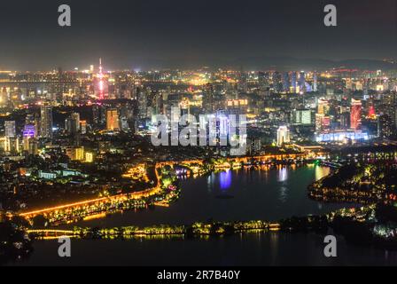 Nanjing. 9th giugno, 2023. Questa foto aerea scattata il 9 giugno 2023 mostra una vista notturna di Nanjing, la provincia di Jiangsu nella Cina orientale. Nanjing, la capitale di sei dinastie nell'antica Cina, ha un ricco accumulo culturale e paesaggi culturali unici. Credit: Yang Lei/Xinhua/Alamy Live News Foto Stock