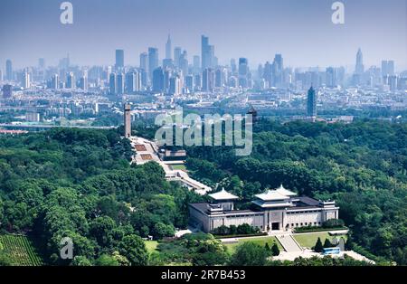 Nanjing. 9th giugno, 2023. Questa foto aerea scattata il 9 giugno 2023 mostra una vista del parco commemorativo dei martiri di Yuhuatai a Nanjing, nella provincia di Jiangsu della Cina orientale. Nanjing, la capitale di sei dinastie nell'antica Cina, ha un ricco accumulo culturale e paesaggi culturali unici. Credit: Yang Lei/Xinhua/Alamy Live News Foto Stock
