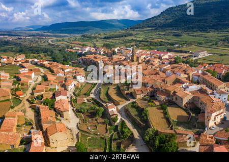 Veduta aerea del Campanile della Chiesa della purificazione e della Torre di Nublos, la Iglesuela del Cid, Teruel, Aragona, Spagna Foto Stock