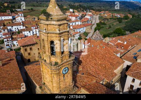 Veduta aerea del Campanile della Chiesa della purificazione e della Torre di Nublos, la Iglesuela del Cid, Teruel, Aragona, Spagna Foto Stock