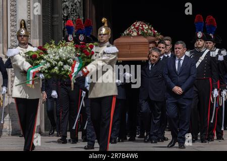 Mailand, Italia. 14th giugno, 2023. La bara dell'ex primo Ministro italiano Berlusconi si svolge nel Duomo di Milano. Gli ultimi rispetti di Berlusconi sono pagati con un funerale statale e un giorno di lutto ordinato dal governo italiano. Credit: Oliver Weiken/dpa/Alamy Live News Foto Stock