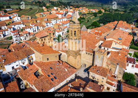 Veduta aerea del Campanile della Chiesa della purificazione e della Torre di Nublos, la Iglesuela del Cid, Teruel, Aragona, Spagna Foto Stock