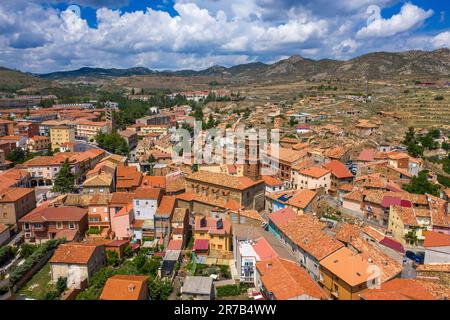 Veduta aerea del villaggio di Utrillas, Utrillas, Cuenca Mineras, Teruel, Aragona, Spagna. Foto Stock