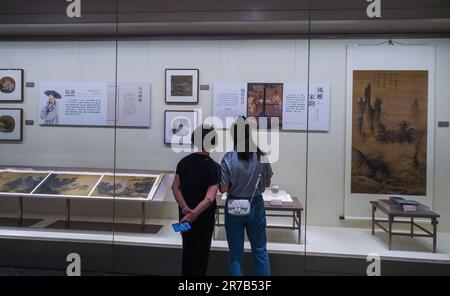 (230614) -- HANGZHOU, 14 giugno 2023 (Xinhua) -- le persone visitano il Museo delle rovine del Palazzo Deshou della dinastia Song meridionale a Hangzhou, provincia di Zhejiang nella Cina orientale, 6 giugno 2023. Hangzhou, con il suo ricco patrimonio culturale e la bellezza naturale mozzafiato, si è affermata come una città da non perdere per gli appassionati di viaggi. (Xinhua/Xu Yu) Foto Stock