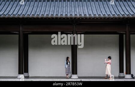 (230614) -- HANGZHOU, 14 giugno 2023 (Xinhua) -- le persone visitano il Museo delle rovine del Palazzo Deshou della dinastia Song meridionale a Hangzhou, provincia di Zhejiang nella Cina orientale, 6 giugno 2023. Hangzhou, con il suo ricco patrimonio culturale e la bellezza naturale mozzafiato, si è affermata come una città da non perdere per gli appassionati di viaggi. (Xinhua/Xu Yu) Foto Stock