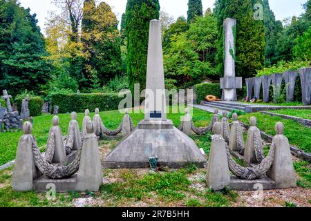 Obelisco situato nell'ex cimitero militare di Trieste. Foto Stock