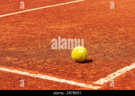 Campo da tennis. Palla da tennis su un campo in argilla vicino alla linea Foto Stock