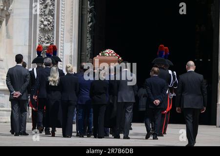 Milano, Italia. 14th giugno, 2023. Bara visto durante i funerali di Stato per l'ex primo Ministro italiano Silvio Berlusconi al Duomo il 14 giugno 2023 a Milano. Credit: Tiziano Ballabio Credit: Live Media Publishing Group/Alamy Live News Foto Stock