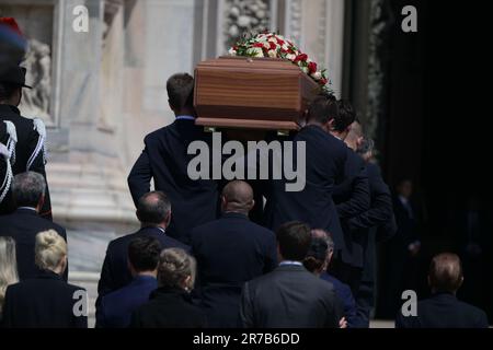 Milano, Italia. 14th giugno, 2023. Bara visto durante i funerali di Stato per l'ex primo Ministro italiano Silvio Berlusconi al Duomo il 14 giugno 2023 a Milano. Credit: Tiziano Ballabio Credit: Live Media Publishing Group/Alamy Live News Foto Stock