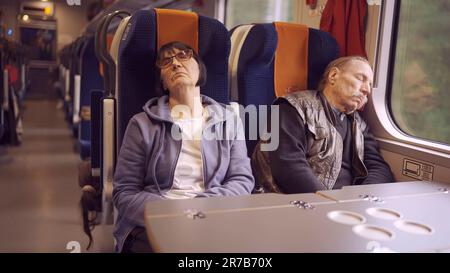 Varsavia, Polonia. 11th giugno, 2023. Una coppia anziana viaggia in treno la mattina presto e dorme (Credit Image: © Andrey Nekrasov/ZUMA Press Wire) SOLO PER USO EDITORIALE! Non per USO commerciale! Foto Stock