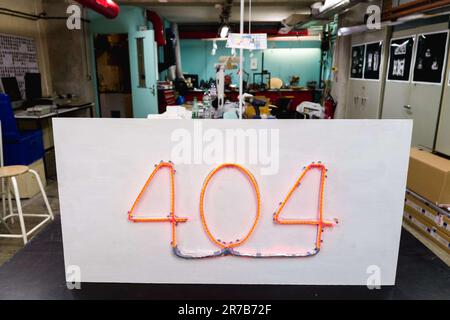 Tubo condotto, 404 (errore 404), nel laboratorio meccatronico 'Machinaa' in pericolo, il manager si ritira, nessuno lo sostituisce. Primo giorno di sciopero rinnovabile da parte di personale, agenti, insegnanti e tecnici presso l'ISDAT, Istituto di Arte e Design di Tolosa, fino al 30 giugno 2023. A seguito della mobilitazione nazionale delle scuole d'arte in Francia da novembre a marzo 2023, la situazione dell'ISDAT Toulouse è critica, con un deficit di oltre cinquecentomila euro nel 2023. Non c'è blocco, ma l'officina del legno (dove sono realizzati telai e piedistalli) è chiusa a causa della fine del contratto di un insegnante che ha n Foto Stock