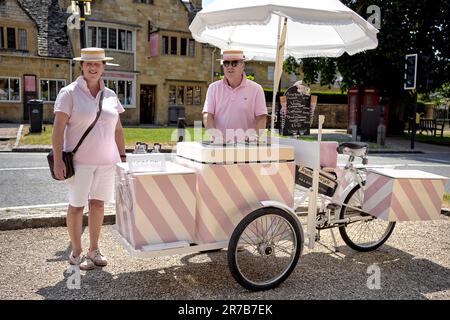 Fornitore di gelati Regno Unito. Carretto tradizionale inglese per gelato in stile vintage e venditori di gelati. Inghilterra. REGNO UNITO Foto Stock