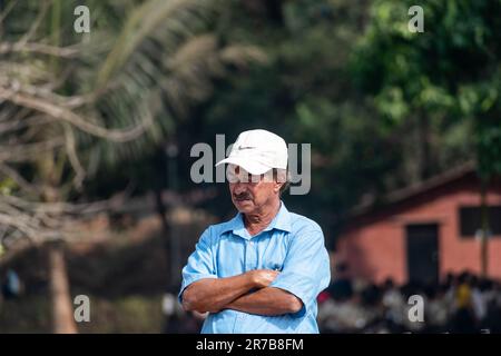 Old Goa, India - Gennaio 2023: Ritratto candido di un uomo indiano di mezza età che indossa la cuffia. Foto Stock