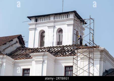 Old Goa, India - Gennaio 2023: L'antica era portoghese St. Chiesa di Francesco d'Assisi in riparazione e restauro nel sito patrimonio dell'umanità dell'UNESCO di Old Foto Stock