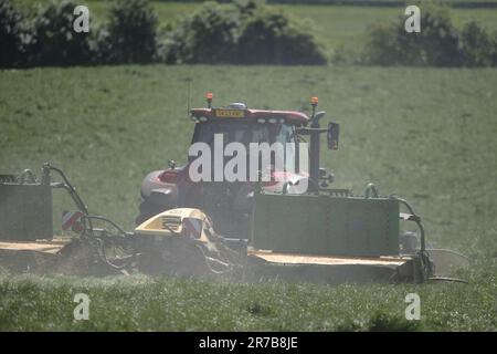 Greenlaw, Regno Unito. 14th giugno, 2023. Grass Demo Day, giornata di dimostrazione con CASE IH & KRONE Agriculture a Rumbleton Law, Greenlaw. G Marshall Tractors Ltd ha ospitato l'evento dimostrativo sotto la luce del sole nello Scottish Borders Credit: Rob Gray/Alamy Live News Foto Stock