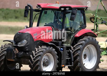 Greenlaw, Regno Unito. 14th giugno, 2023. Grass Demo Day, giornata di dimostrazione con CASE IH & KRONE Agriculture a Rumbleton Law, Greenlaw. G Marshall Tractors Ltd ha ospitato l'evento dimostrativo sotto la luce del sole nello Scottish Borders Credit: Rob Gray/Alamy Live News Foto Stock