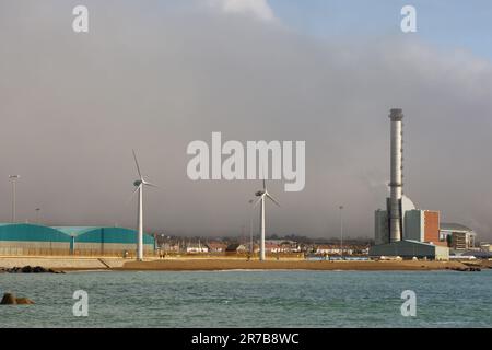 Shoreham Harbour nel Sussex occidentale, Inghilterra. Turbine eoliche e centrale elettrica a gas Foto Stock