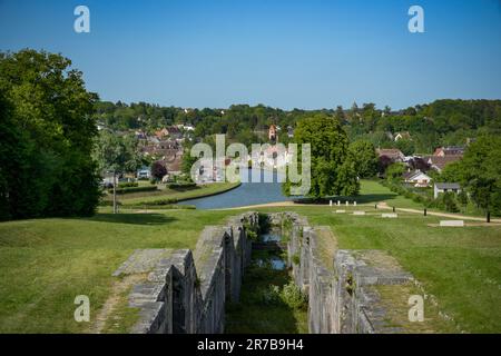 Vista sul villaggio di Rogny les Sept écluses in Borgogna in Francia Foto Stock