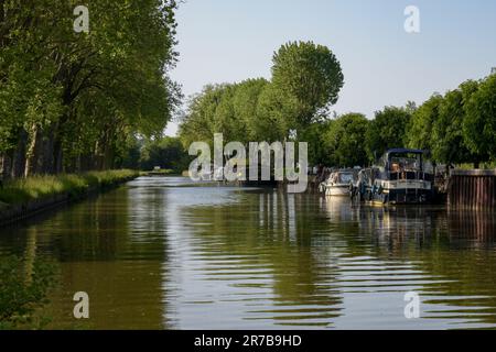 Vista sul villaggio di Rogny les Sept écluses in Borgogna in Francia Foto Stock