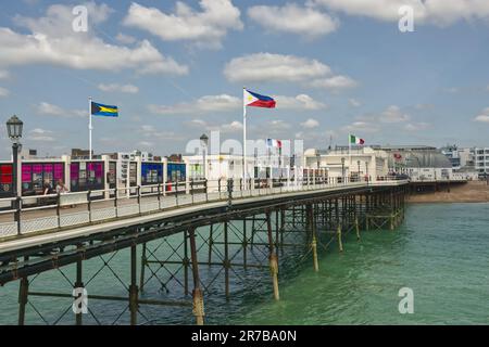 Il molo a Worthing nel Sussex occidentale, Inghilterra. Con la gente. Vista dalla fine del molo verso la città e la spiaggia. Foto Stock