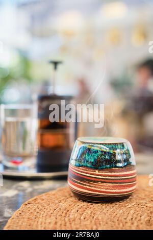 Vetro trasparente tè pentola con acqua calda tè nero su un tavolo di legno.  Chiudere verticale up shot Foto stock - Alamy