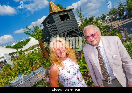 Birmingham, NEC, Regno Unito. 14th giugno, 2023. Kim Parish Garden designer con Derek Bishop, 91 anni, al BBC Gardeners' World Live, che ha ispirato il giardino. Il giardino Fontana è la celebrazione dei giardini Cornovaglia e Cornovaglia. Il giardino deve essere regalato alla cura dell'ospizio della Cornovaglia dopo lo spettacolo. Era l’ambizione di Derek di far parte di un giardino da esposizione per tutta la vita. Credit: Ian Tennant /Alamy Live News. Foto Stock