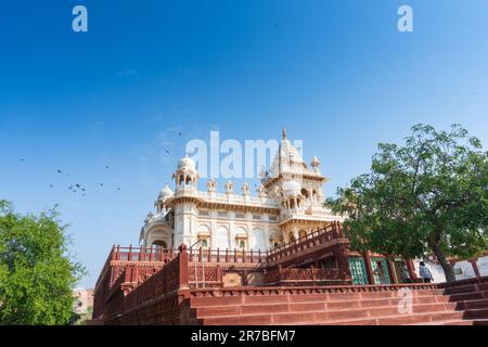 Bella vista di Jaswant Thada cenotaph, Jodhpur, Rajasthan, India. Costruito con intricati fogli di marmo di Makrana, che emettono luce soffusa sotto il sole. Foto Stock