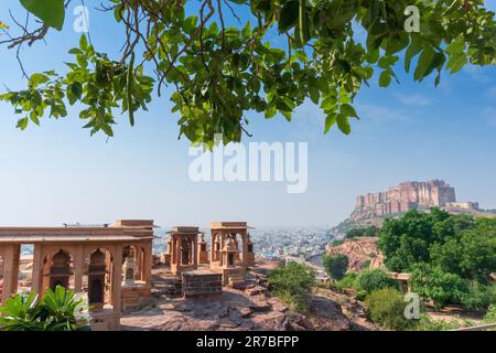 Bel giardino decorato di Jaswant Thada cenotaph, Jodhpur, Rajasthan, India. Vista distante del forte di Mehrangarh. Il giardino ha gazebo intagliati e lago. Foto Stock