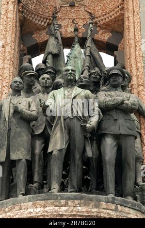 Monumento ad Ataturk in Piazza Taksim, Istanbul, Turchia Foto Stock
