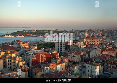 Vista aerea della Torre Galata con il Palazzo Topkai e la Moschea Blu sullo sfondo del Corno d'Oro a Istanbul, Turchia Foto Stock